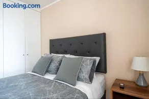 Bright 1-Bedroom Apartment with View - Image 3