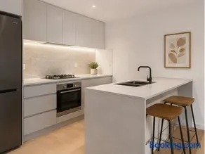 Beautifully Styled Apartment in St Kilda East - Image 2