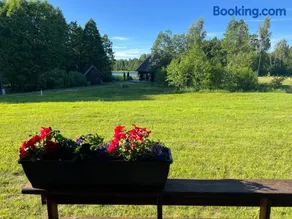 Lakeside cabin with saunas, hot-tub options - Image 3