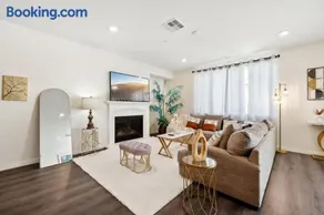 Entire Private Home with 5 Bedrooms 3 Bathrooms, 3000 sqft, Gated Yard, Garage, Nice View, Available Now - Image 2