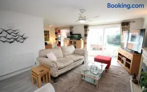 1-bed Seaside Retreat - Sleeps 2, Parking & Garden - Image 3
