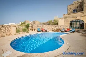 3 Bedroom Holiday Home with Private Pool and Views - Image 1