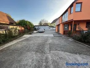 3 Apartments in 1 location - Image 1