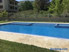 SunnySeasons Apartment with swimming pool view - Image 4