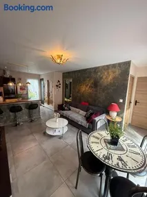 Agréable T2 au calme avec jacuzzi et jardin - Image 3