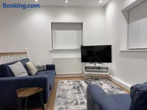 Beautiful 1 BED Serviced APARTMENT COBHAM Town Centre - Image 2
