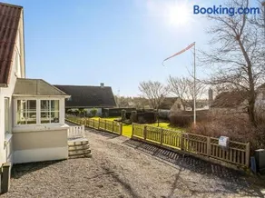 Cozy Holiday Home Near The Water With Space For 5 People - Image 2