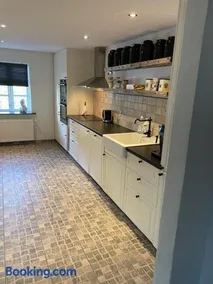 Large 1st floor apartment - Image 1