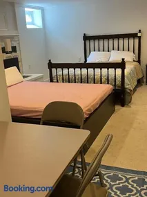 basement Two queen beds with private bathroom in Lexington - Image 5
