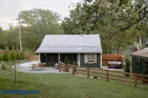 Leipers Fork Village Bungalow with Hot Tub & Firepit - Image 2
