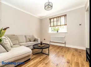 Close to QA hospital, Portsmouth Naval Cottage with incredible views - Image 3