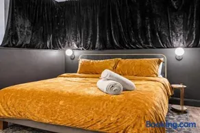 Gatsby Glam 3BR Speakeasy Retreat in Louisville - Image 2