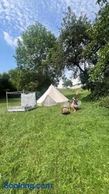 Glampingzelt mit Romantischem Himmelbett im Grünen - Image 1