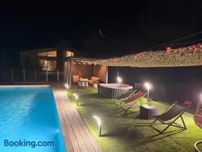 Villa with pool - Image 2