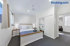 Tropical Resort Apartment - Image 4