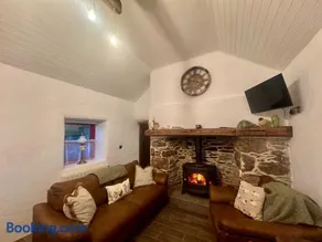 Cottage Sleeps 4 with Parking - Image 3