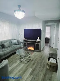 Cozy & Near Downtown & Hyde Park - Image 2