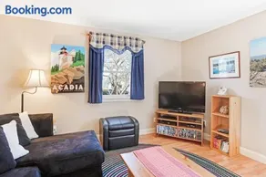 Dog-friendly home in great locale close to the ocean with yard, streaming, W/D - Image 3