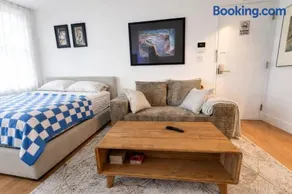 NYC Studio with Private Bathroom & Kitchenette - Image 1