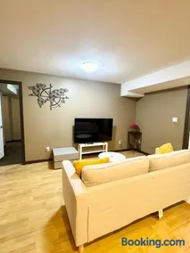 Charming 2-bedroom Basement Suite with Free Parking - Image 1