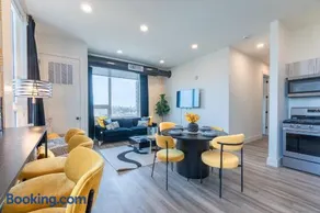 Bright & Bold+NYC View, Sleep 13, Park 2 cars FREE - Image 1