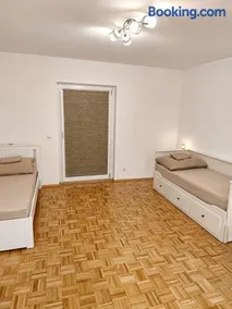 Graf Nafikov Zimmer 5 - Image 1