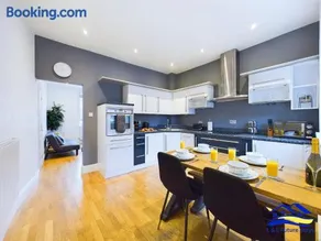 2 Bed Ensuite, Secure Parking, Fast WiFi & SmartTV - Image 3