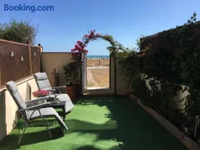 Beach flat with garden - Image 1