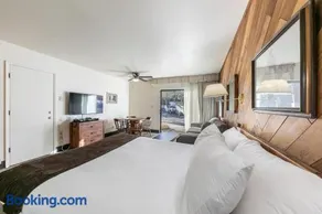 Homey 1st Floor Studio #135 at Donner Lake Village - Image 1