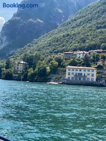 House within walking distance of the lake - Image 3