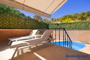 CASA CON PISCINA EN EL CENTRO - Image 1