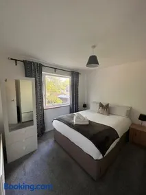 Entire 2 bed apartment - Up to 4 guest - 10 min from station & town centre - Image 5
