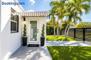 Luxury Miami Pool House Private Backyard Oasis Near Wynwood and Miami International Airport - Image 4