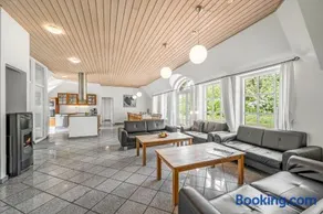 Large 18-Person Pool House With Outdoor Hot Tub, Outdoor Sauna And Enclosed Terrace - Image 4