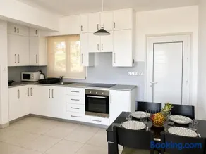 Beach Breeze Bliss - A Radiant Coastal Apartment - Image 5