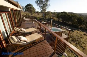 Sunvale Stunning Wilderness Luxury Lodge with Woodfire Heated Spa - Image 2