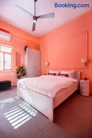Glamorous Pink Pearl Studio Beach - Image 3