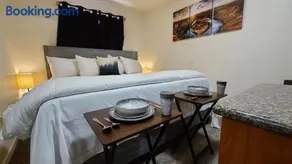 069B Comfortable Suite with Kitchenette and King Bed near South Rim sleeps 4 - Image 2