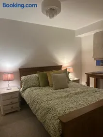 Cotswold Village Bed and Breakfast - Image 2