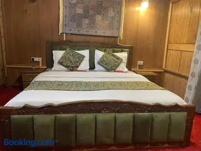 Lucky Kashmir Heritage Houseboat - Image 5