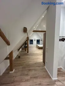 Helles Apartment mit Dachbalkon & Kingsize-Bett - Image 2