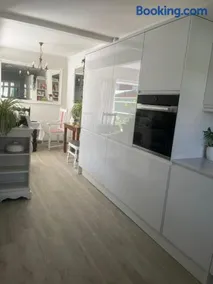 Comfortable Quiet Room in shared 3 bedroom hse Centre - Image 1