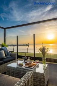 Maison de vacances adaptée aux familles avec barbecue, jacuzzi et terrasse | Vue lac | À côté de la plage | Avec animaux bienvenus - Image 2