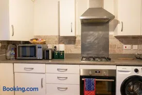 Quiet Three-Bedroom Home in Stewartby with Ensuite and Workspace - Image 4