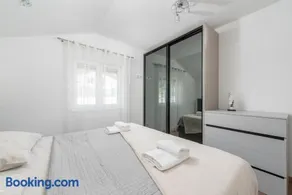 Luxury Villa Kristina with Heated Pool near Omis for 12 Guests - Image 5