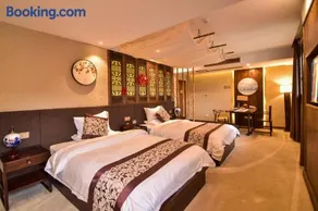 Luxurious themed hotel - Image 1