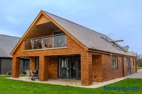 Luxury Lodge in the Cotswolds with Direct Golf View - Image 3
