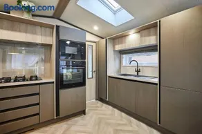 Elegant Lodge with Hot Tub - Image 2