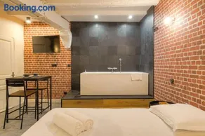 Industrial-style studio with bathtub, Vieux-Lyon - Image 1