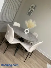 Modern Luxury Suite Deep Ellum Free Parking - Image 3